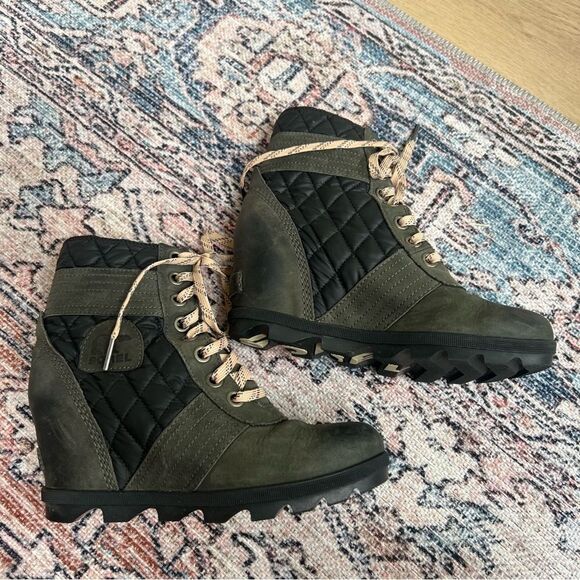 Sorel Lexi Wedge Boot Olive Green and Black Quilted Leather Ankle Boots Size 8 - Picture 8 of 10